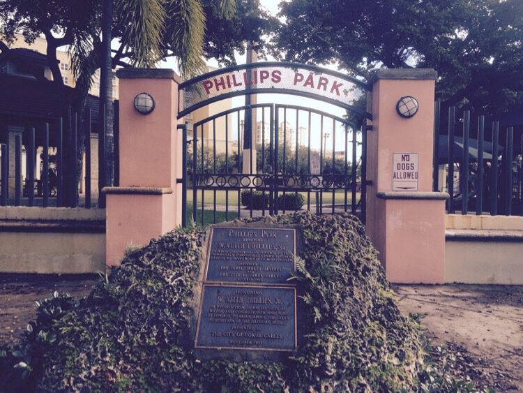 phillips_park_sign_gate