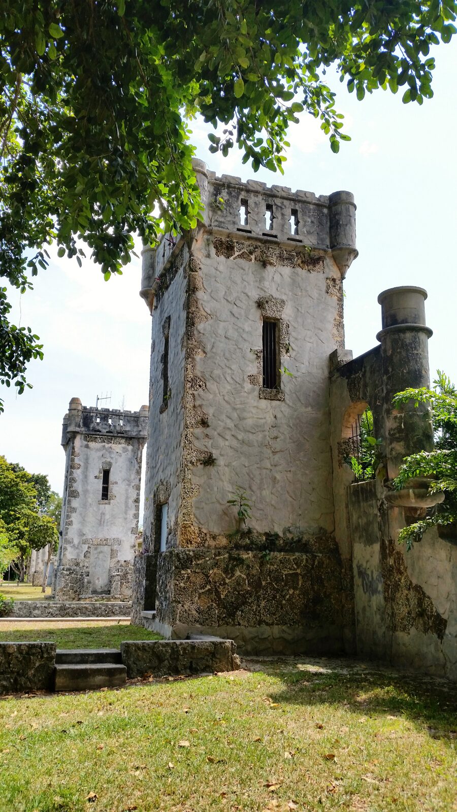 The Coral Gables Wayside Park was designed in a Mediterranean Revival style and also added to the U.S. National Register of Historic Places. It is a small park that has a canal in the middle and on each side you will find the castle-like towers, transporting you to a bygone era. Can it get even more romantic than this?